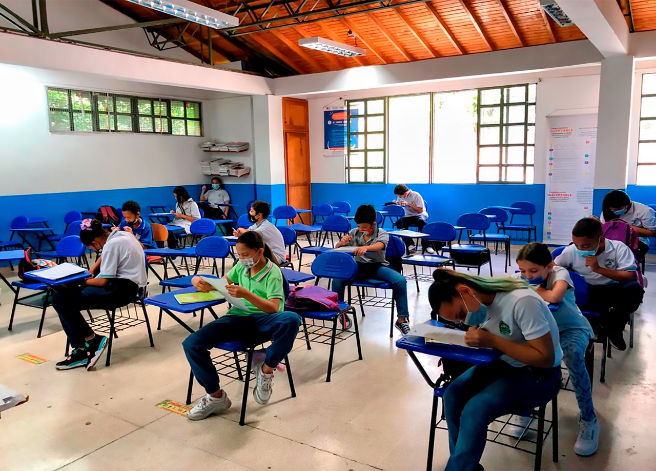 190 niños migrantes empiezan a estudiar en Medellín