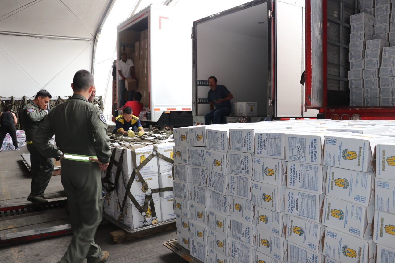 Ayudas humanitarias son transportadas por su Fuerza Aérea hacia la isla de San Andrés