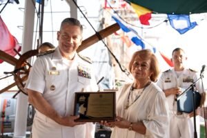 Colombia reconoce al Buque Escuela ARC Gloria como “Embajador de Colombia en los Mares” en el Caribe neerlandés.