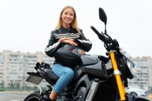 Mujeres representan el 38% de compradores de moto en Colombia: tres claves para una conducción más segura.