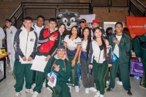 Alcaldía Local de Engativá otorgará 101 becas a estudiantes que participaron en la VII Feria de Educación.