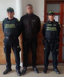 Con tarjetas, chips y documentos: capturado falso asesor comercial de entidades financieras.