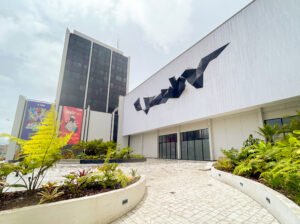 Colsubsidio renueva la plazoleta de su sede principal e instala emblemática obra del maestro Carlos Rojas.