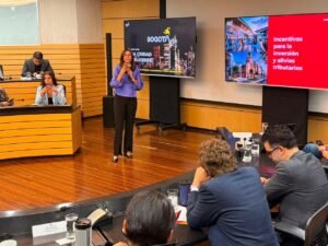 Distrito presentó el proyecto de Acuerdo por una Ciudad Inteligente para modernizar el alumbrado público, impulsar la inversión, el empleo y la competitividad.