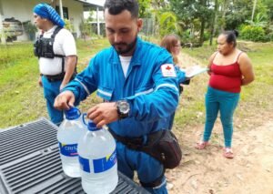 Postobón inició la entrega de más de 86.000 litros de agua y bebidas a personas afectadas por la emergencia en cali, pereira y quibdó.