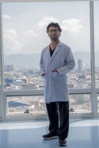 Cirujano colombiano lanza libro y APP para reducir los errores médicos en quirófanos.