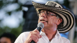 PETRO PIDE IRSE UN AÑO Y ESTALLA LA PELEA EN EL CONGRESO