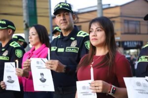 Apolo bajo fueg47 mil mujeres de la policía nacional rinden homenaje a la patrullera yenifer yaira ordóñez valencia.