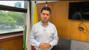 Simón Molina respalda protocolo contra vandalismo: “La protesta pacífica se garantiza, la violencia se enfrenta”.