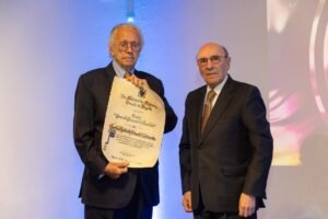 La Sociedad de Mejoras y Ornato de Bogotá concedió el premio Gonzalo Jiménez de Quesada 2026 al urbanólogo y humanista Carlos Roberto Pombo Urdaneta .