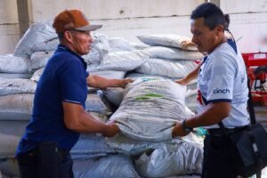Productores agropecuarios de Villeta reciben fertilizante orgánico para afrontar la temporada seca.