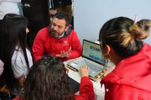 Conexión Social alcanza la meta de hogares conectados a internet gratuito y lanza una plataforma educativa virtual.