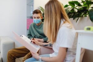 Crece la prevención en salud: el 48,9 % de los colombianos acudió a medicina general sin presentar una enfermedad.