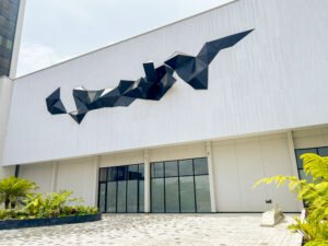 Colsubsidio renueva la plazoleta de su sede principal e instala emblemática obra del maestro Carlos Rojas.
