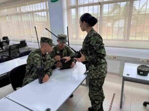 Radiooperadores, la voz que conecta al mando con las tropas en el terreno.